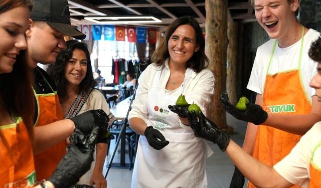 Dünya gençleri Gürsu armudundan kurabiye yaptı
