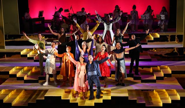 Nilüfer Kent Tiyatrosu’ndan “Lüküs Hayat” ile görkemli sezon açılışı