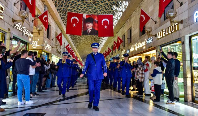 Bursalılar, Tarihi Hanlar Bölgesi’nde Cumhuriyet’i marşlarla kutladı