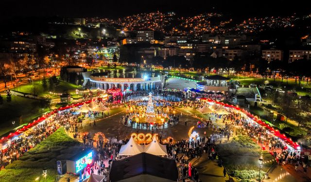 Yeni yıl coşkusu, ‘Bursa Yeni Yıl Meydanı’nda yaşanıyor