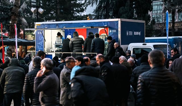 Bursa Büyükşehir’den vatandaşa sıcak çorba ikramı