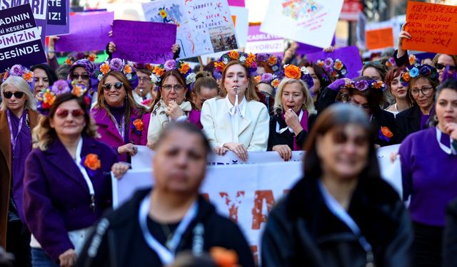 Bursa'da yüzlerce kadın eşitlik ve dayanışma için yürüdü