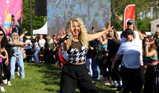 Bursa'da 'Dünya Dans Günü'nü zumba yaparak kutladılar