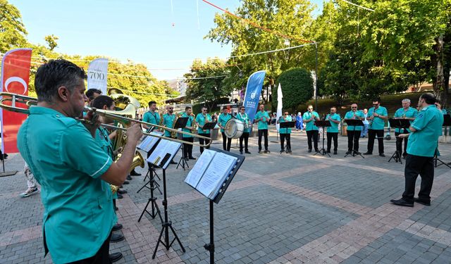 Bursa’da bando resitali: Vatandaşlar marşlara eşlik etti