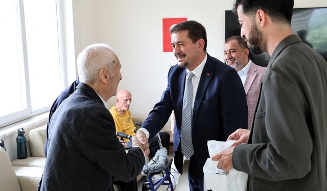 Nilüfer Belediyesi’nden huzurevlerinde kalan babalara vefa ziyareti