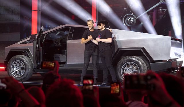 Elon Musk nasıl dünyanın ilk trilyoneri oldu?