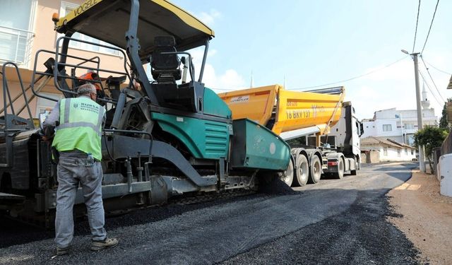 Karacabey'in Yenikaraağaç Mahallesi'nde yollar yenileniyor