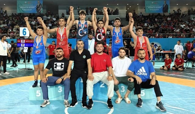 Minikler Güreş Türkiye Şampiyonası’na Bursa Büyükşehir Belediyespor damga vurdu