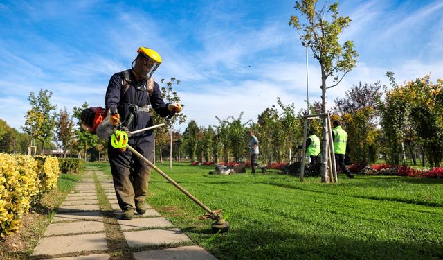 Büyükşehir’den park ve bahçelere düzenli bakım