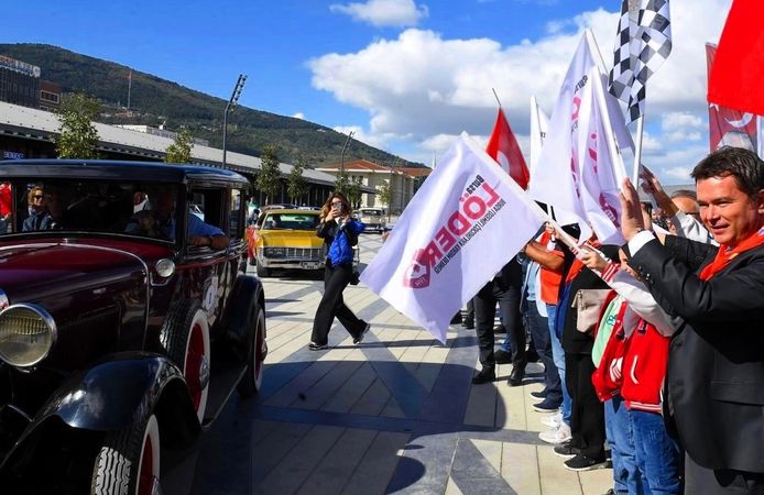 Klasik Otomobil Turu Osmangazi Meydanı’ndan start aldı