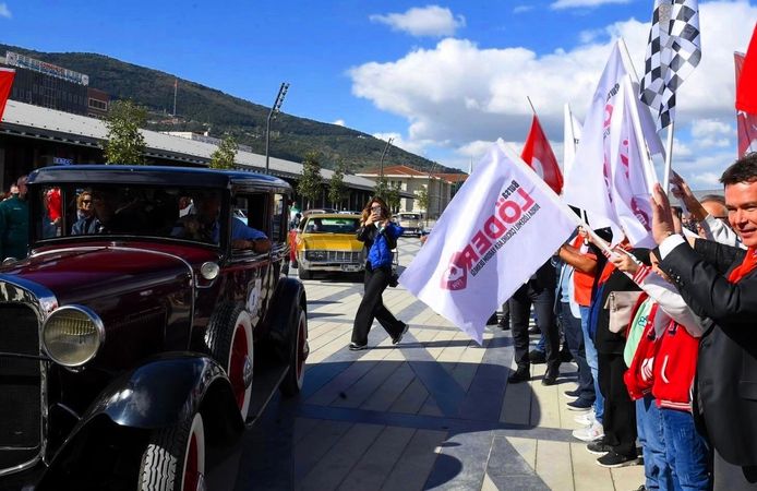 Klasik Otomobil Turu Osmangazi Meydanı’ndan start aldı