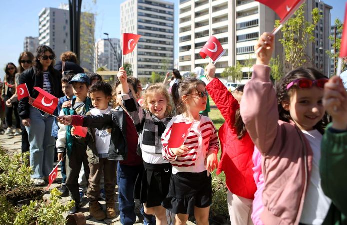 Nilüfer’de yeni parkın bitkilerini minikler dikti