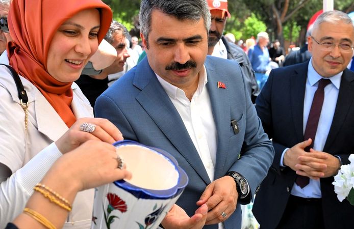 Bursa'da Yıldırım 'Aile' için yürüdü