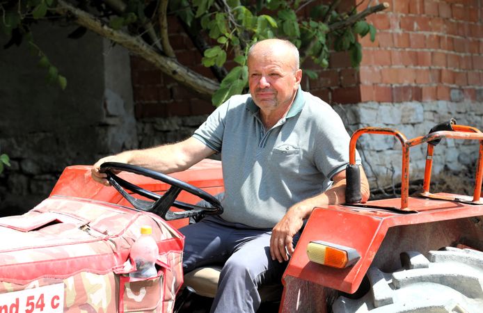 Lastiği patlak traktörüyle su taşıyan kahraman çiftçiye Bozbey'den teşekkür