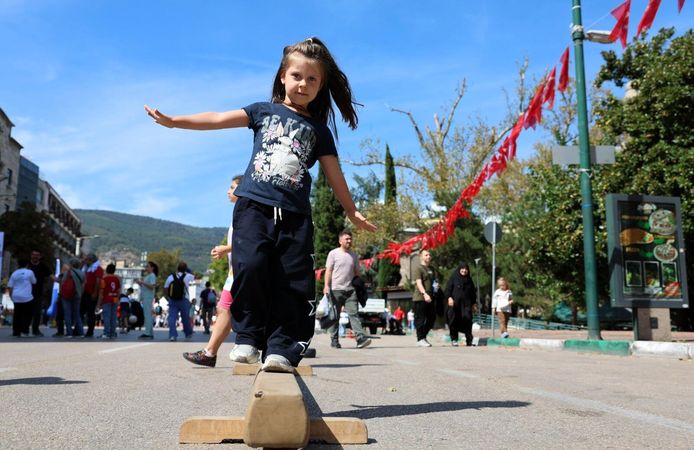 Atatürk Caddesi’nde dört saatlik dönüşüm: Bursa yürüdü, oynadı, eğlendi