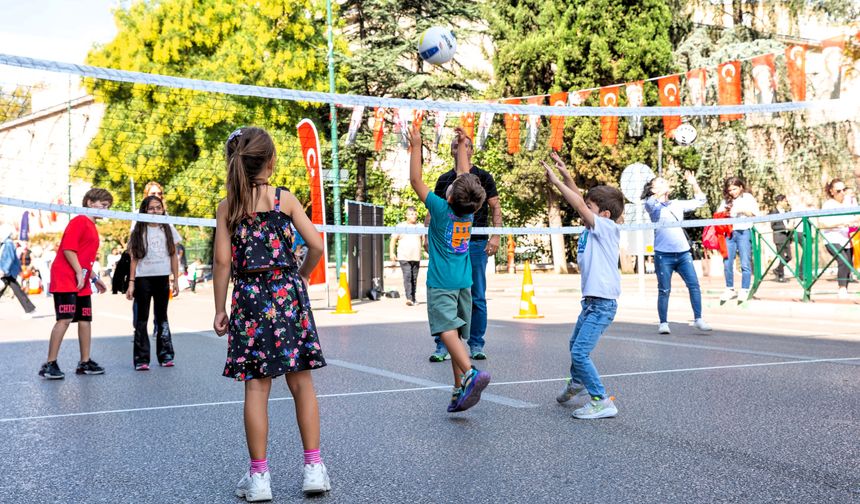 Araç trafiğine kapatılan Heykel, çocuk sesleriyle şenlendi