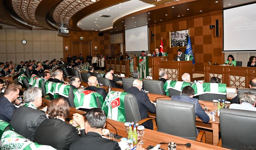 Bursa’nın Bursasporlu Başkanı Bozbey, meclisi yeşil-beyazlı bayraklarla donattı