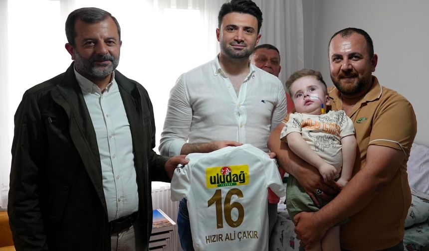 Gürsulu minik taraftara anlamlı ziyaret