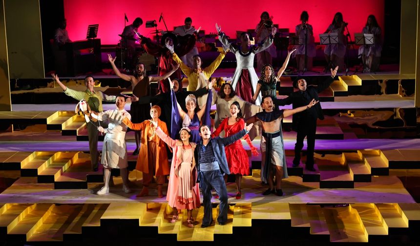 Nilüfer Kent Tiyatrosu’ndan “Lüküs Hayat” ile görkemli sezon açılışı