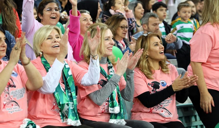 Yeşil beyaz tribünlerde pembe farkındalık