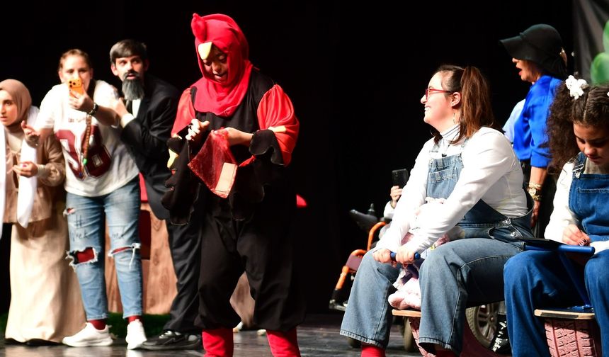 ‘Miras Değil Mübarek’ tiyatro gösterisi büyük ilgi gördü