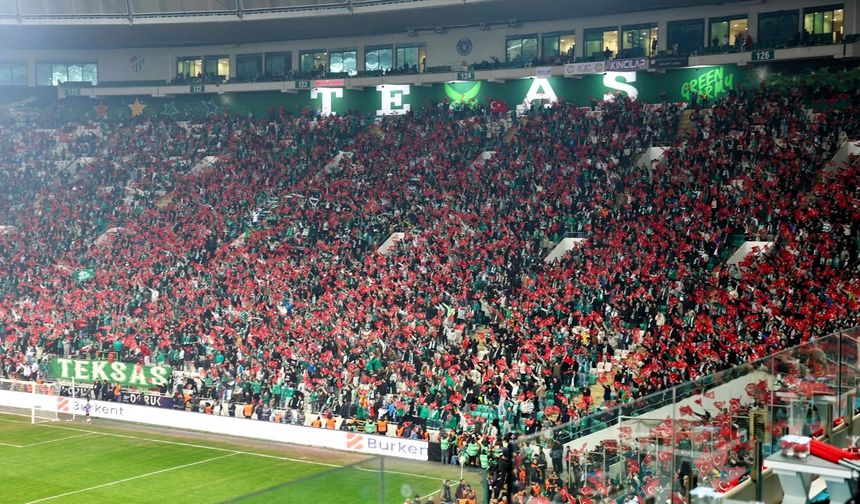 Bursaspor tribünleri Türk bayraklarıyla donatıldı