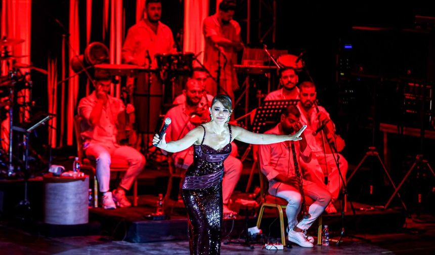 Derya Bedavacı performansıyla Bursa’yı mest etti