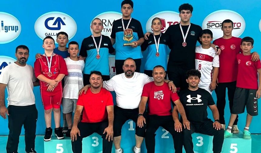 Yıldırımlı güreşçiler Türkiye Şampiyonası’na damga vurdu