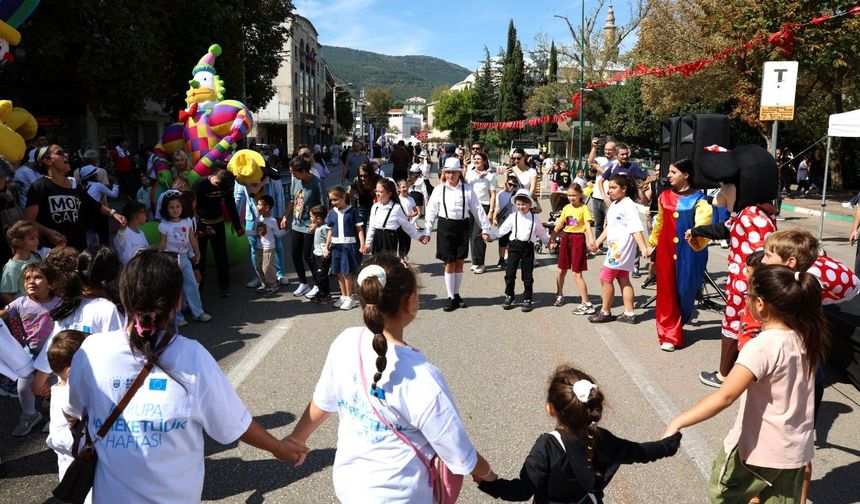 Atatürk Caddesi’nde dört saatlik dönüşüm: Bursa yürüdü, oynadı, eğlendi