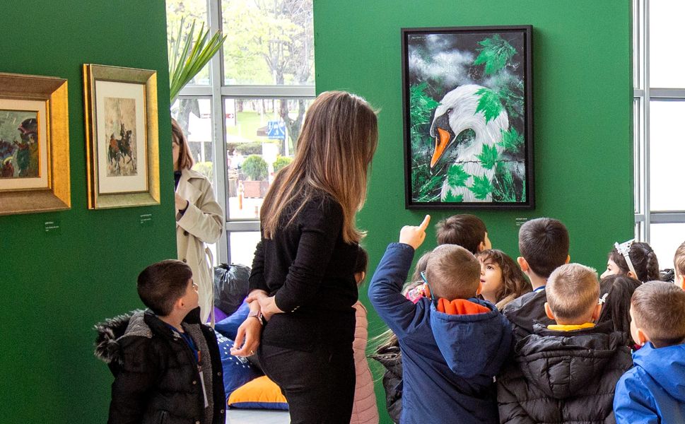 ‘Resimlerden Resim Beğen Sergisi’ne miniklerden ziyaret