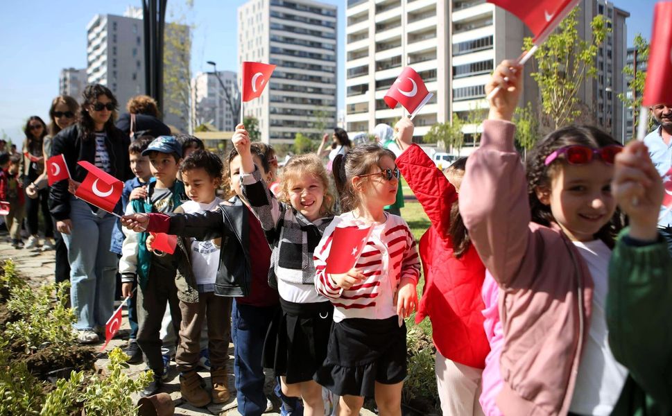 Nilüfer’de yeni parkın bitkilerini minikler dikti