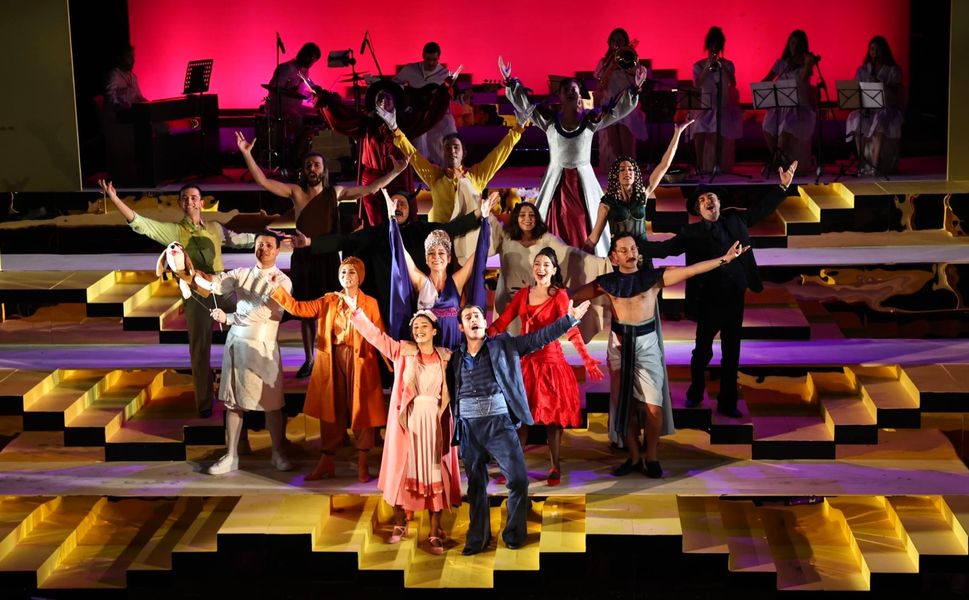 Nilüfer Kent Tiyatrosu’ndan “Lüküs Hayat” ile görkemli sezon açılışı