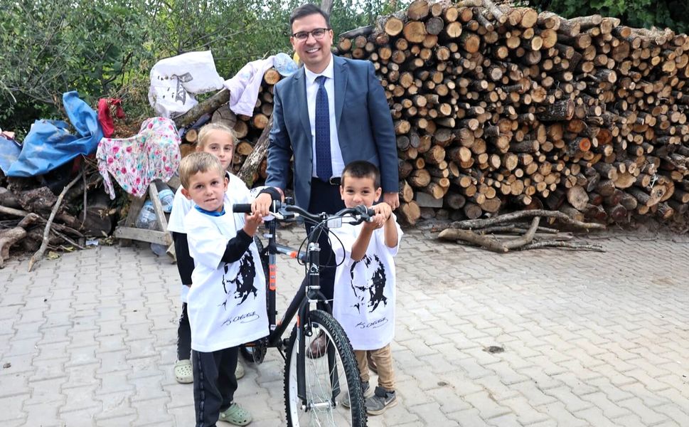 Nilüfer Belediyesi’nden minik Hamza’ya bisiklet sürprizi