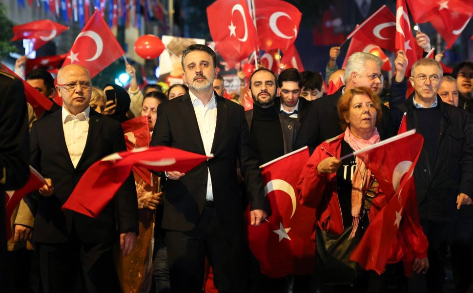 Cumhuriyet için Bursa’da büyük buluşma: Yağmura rağmen binlerce kişi yürüdü